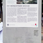 Stele des Polylokalen IngenieurBaukunstMuseums an der Müngstener Brücke (Foto: Volker Schmid)