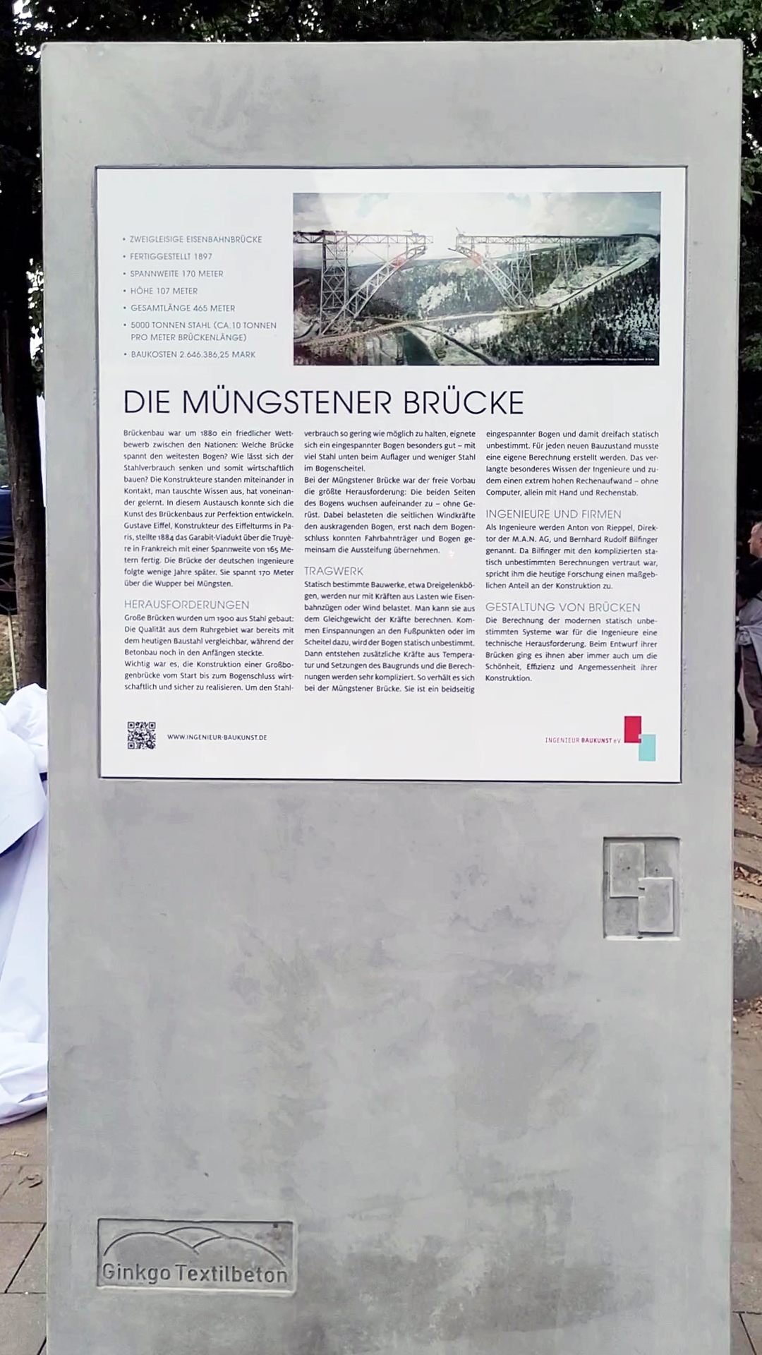 Stele des Polylokalen IngenieurBaukunstMuseums an der Müngstener Brücke (Foto: Volker Schmid)